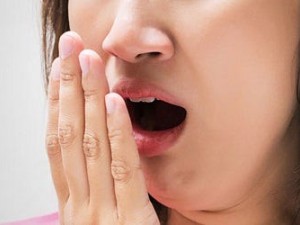 أسباب رائحة الفم الكريهة عند النساء 2024