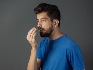 كيفية القضاء على رائحة الفم بسرعة 2024