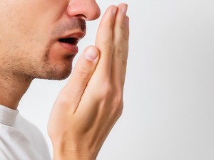 دليلك حول  أسباب رائحة الفم الكريهة والتخلص منها للابد